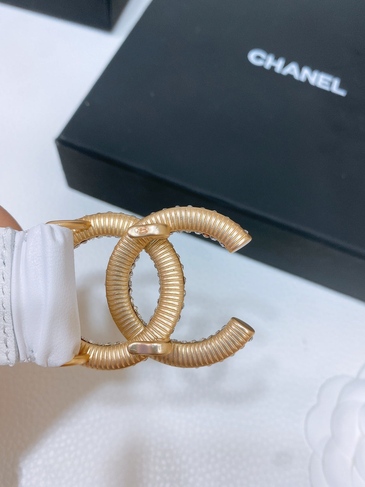 CC ELASTIC BELT 30MM IN WHITE CALFSKIN GOLD HARDWARE WITH RHINSTONES