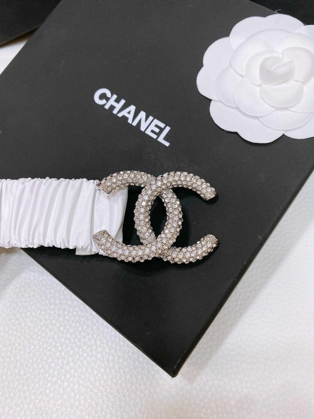 CC ELASTIC BELT 30MM IN WHITE CALFSKIN SILVER HARDWARE WITH RHINSTONES