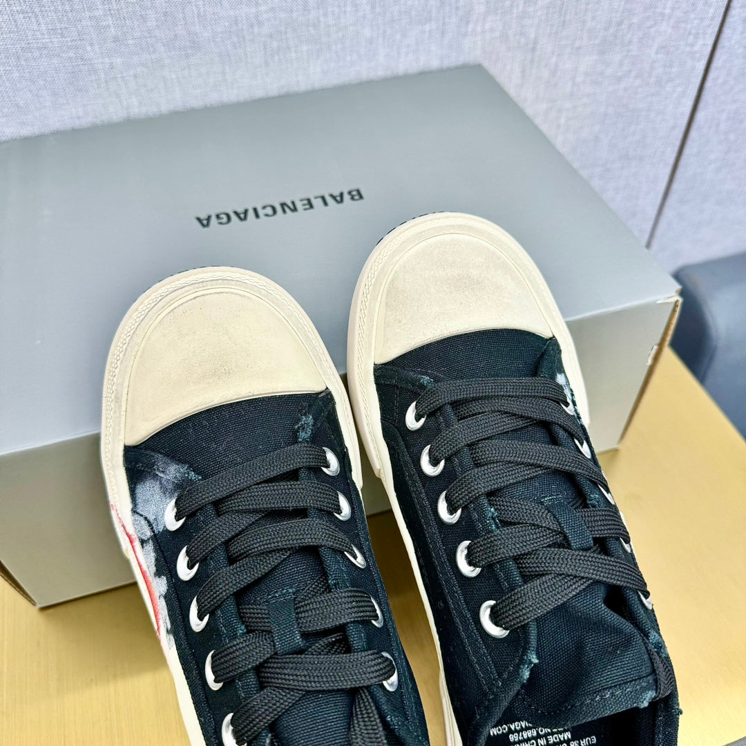 SNEAKERS IN BLACK CANVAS GRAFFITI LOGO